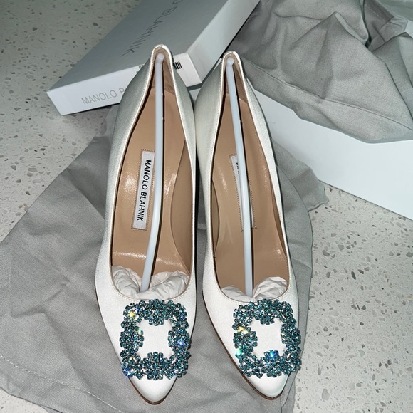 Manolo Blahnik Shoes - Hangisi Crystal Buckle Pump
MANOLO BLAHNIK SOLDDDDD